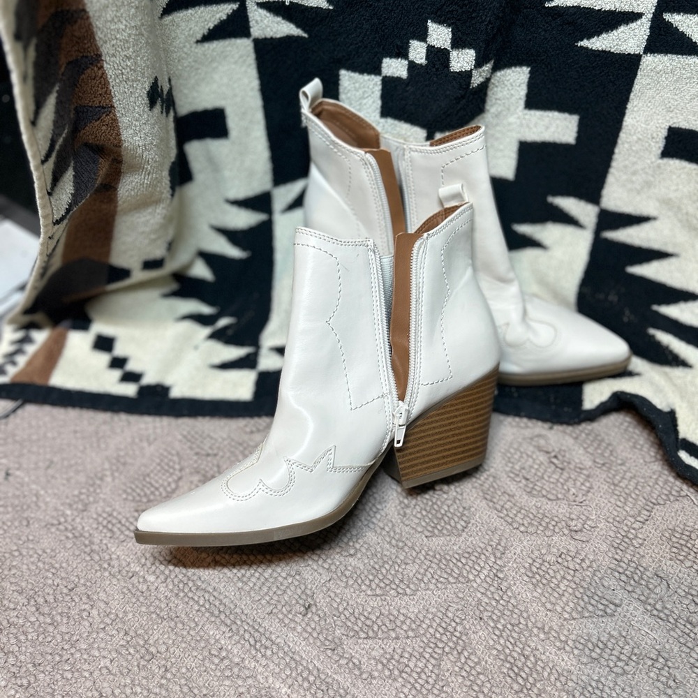 White Ankle Booties with Pointed Toe and Cuban Heel